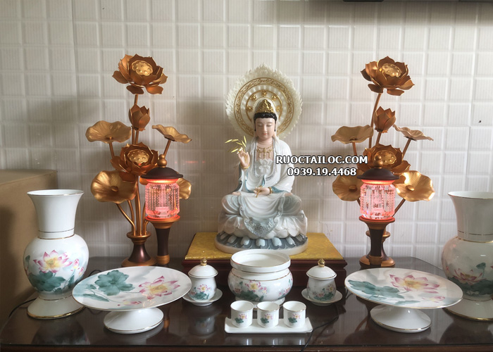 bàn thờ Phật để mấy ly nước